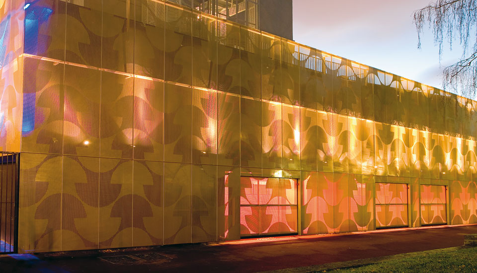 Maison du Portugal - Precyzja perforacji aluminiowych paneli wykorzystanych do stworzenia przezroczystej zasłony.