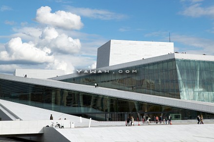 Tôles avec emboutis concaves et convexes utilisées pour la façade de l’opéra d’Oslo